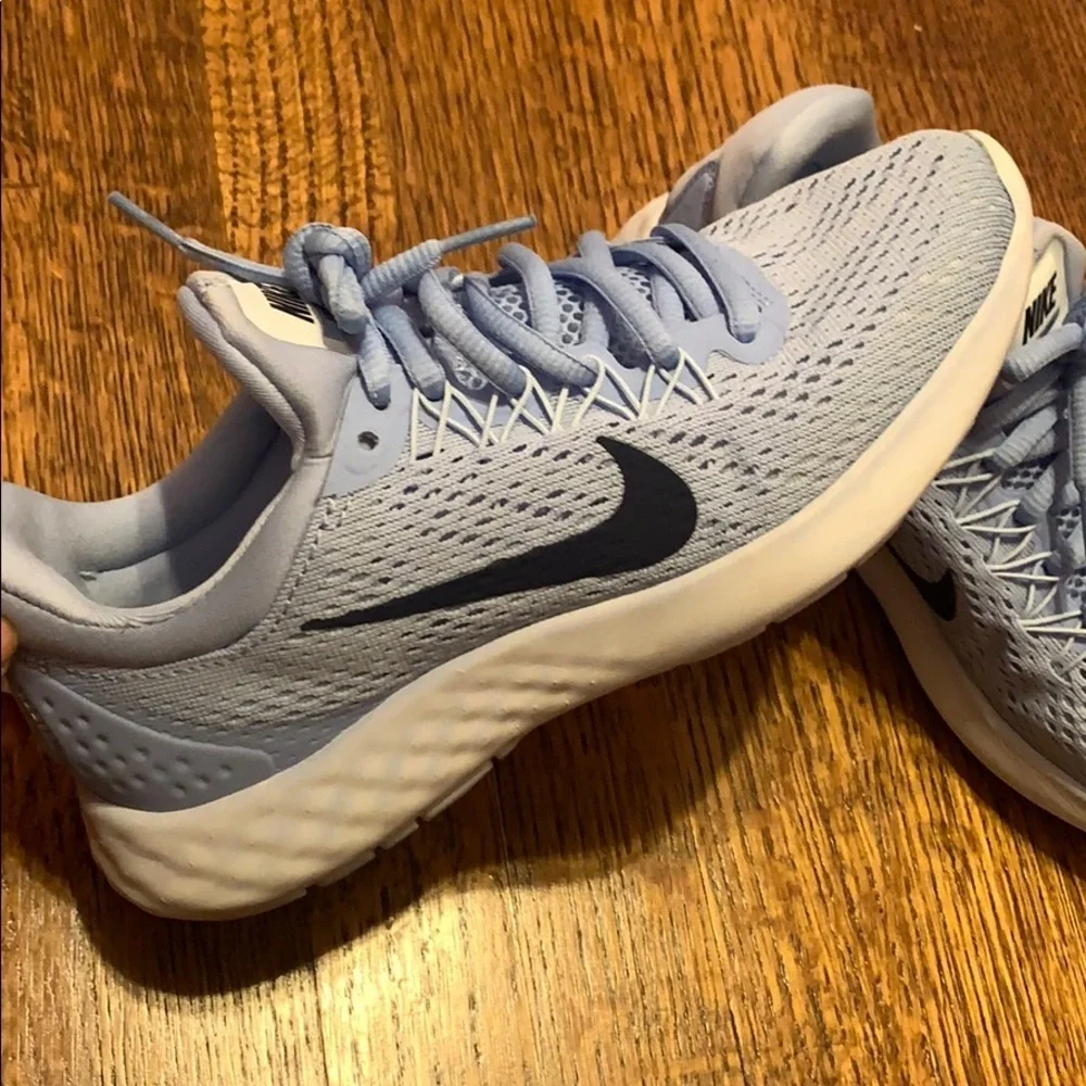 Nike skyelux tennis shoes